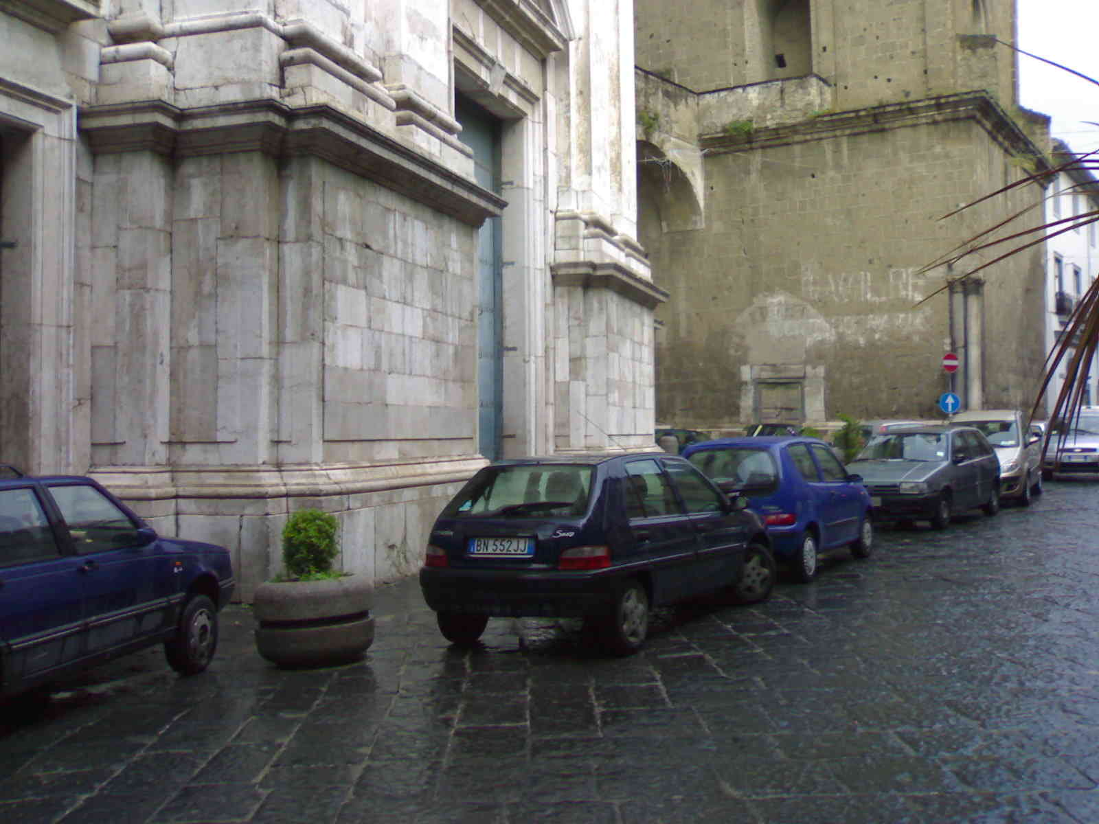 sosta selvaggia davanti al Duomo (oggi)