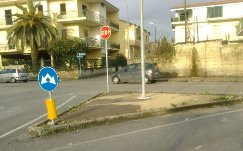 uno spartitraffico con l'erbetta sintetica rimossa