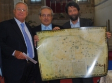 da sin. Ciaramella, De Chiara e Cacciari mostrano la copia anastatica della Carta del Fioravanti