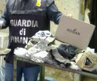 I finanzieri sequestrano un altra fabbrica di Hogan false Pupia.tv