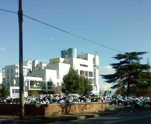 Il parcheggio nei pressi del cimitero