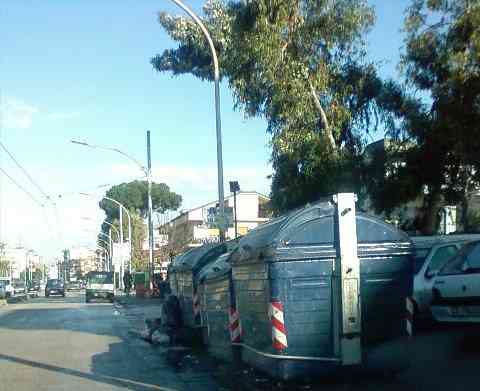 Viale Kennedy (Variante), contenitori vuoti davanti al Delfino