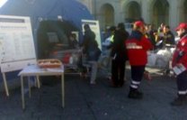 la fila in piazza per depositare i rifiuti 