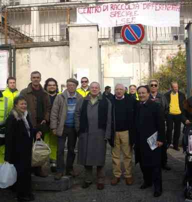 Il sindaco Ciaramella con Palmieri, Orabona, Gatto e alcuni cittadini al centro-differenziata