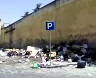 rifiuti in Piazza Cirillo