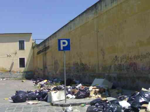 Piazza Cirillo ridotta a discarica