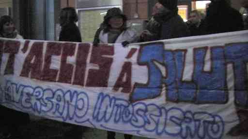 lo striscione dei manifestanti