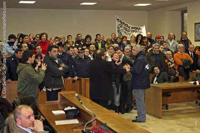 Protesta Cittadini in aula consiliare (maiorfoto.com)