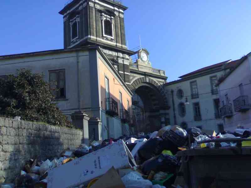 L'ex stazione alifana invasa dai rifiuti