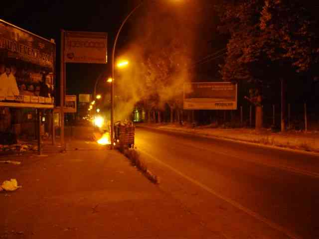 rifiuti in fiamme su Viale Kennedy