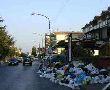 rifiuti su Viale Europa