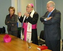 da sin. la dottoressa Costantini, l'Arcivescovo Milano e il sindaco Ciaramella