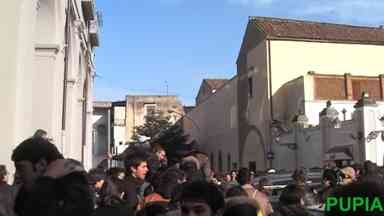 Gli studenti protestano fuori la casa comunale di Piazza Municipio