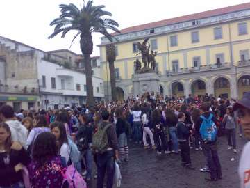 Studenti radunati in Piazza Municipio