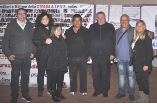  Nella foto, da sinistra: Teodoro e Silvana Cecchini, Consiglia e Domenico Di Guida, il parroco Don Paolo Dell’Aversana, Biagio ed Elena Ciaramella.