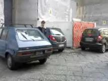auto in sosta davanti al Duomo