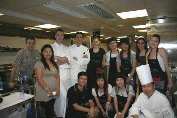 Vittorio Lucariello con lo staff del ristorante Angelini di Hong Kong