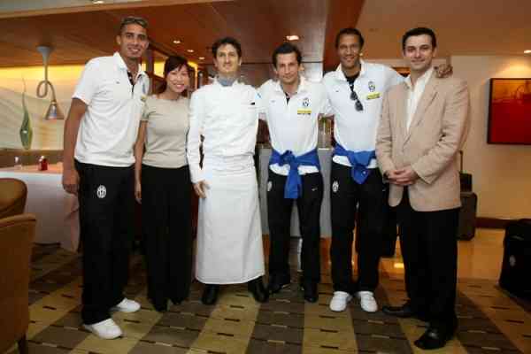 Vittorio Lucariello con i giocatori della Juventus al ristorante Angelini di Hong Kong