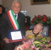 Lanzetta consegna targa a Nonna Filomena