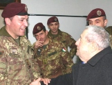 Agostino Sasso saluta i parà