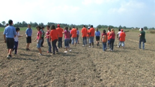 I ragazzi seminano i terreni