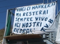 lo striscione degli amici sul luogo della tragedia