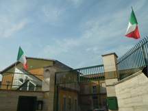 la casa albergo espone il tricolore