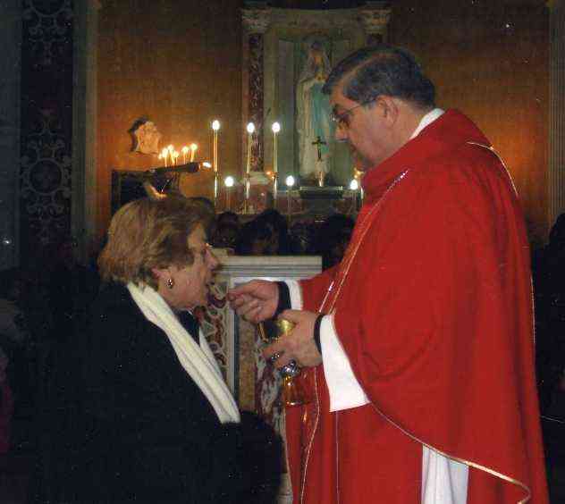 Il cardinale Sepe dà la comunione alla Signora Annunziata