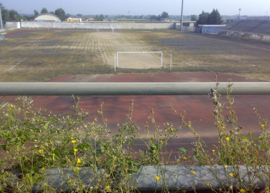 Lo stato del terreno del campo sportivo di Casal di Principe