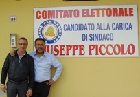 il candidato Giuseppe Piccolo fuori al suo comitato elettorale