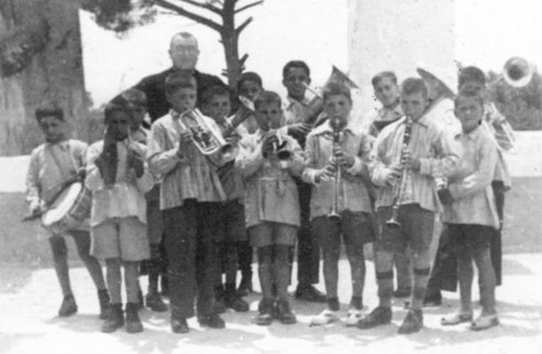 Don Salvatore con la piccola banda della casetta di Nazareth