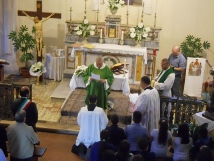 Pietro Farina benedice l'altare