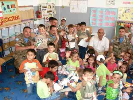 i militari consegnano materiale in una scuola