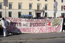 Striscione davanti alla Prefettura