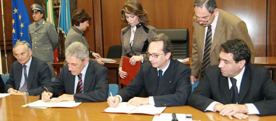 la firma del Protocollo d'Intesa
