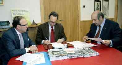 il Questore Casabona, il Presidente De Franciscis e il Prefetto Monaco firmano l