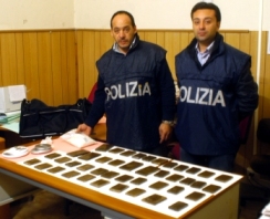 I poliziotti con l'hashish sequestrato