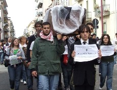 Gli studenti portano in spalla la 