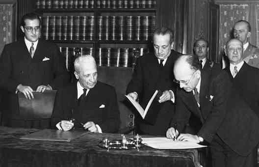Il presidente dell’Assemblea costituente Umberto Terracini firma il documento davanti al presidente della Repubblica Enrico De Nicola