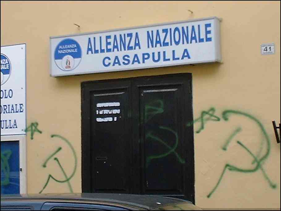 La sede di An a Casapulla imbrattata