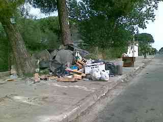 rifiuti su Viale Granacci