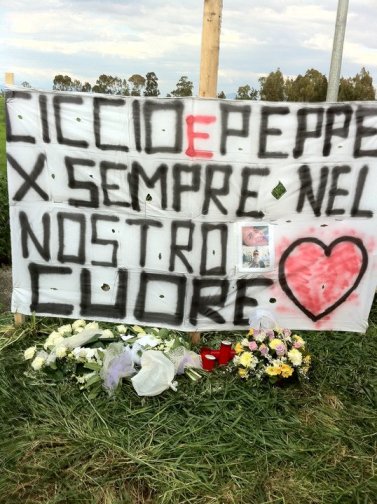 lo striscione dedicato a Francesco e a Giuseppe dagli amici