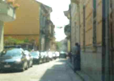 una fila di auto delle forze dell'ordine in via De Tilla