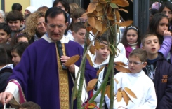 Il parroco Schiavone benedice il castagno