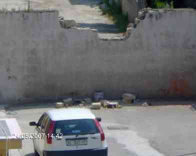 i lavori di demolizione del muro (24 maggio 2007)