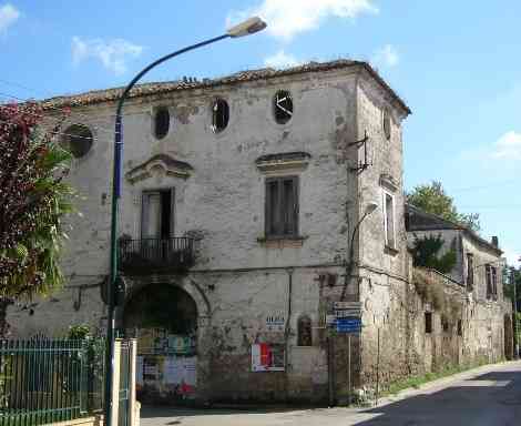 Il palazzo pericolante all