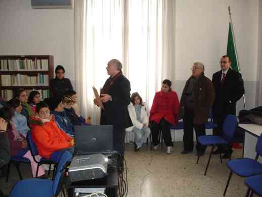 alunni della scuola elementare in visita alla mostra presieduta dall'assessore alla cultura Antimo dell'Omo 