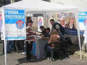 gazebo dell'Udc in piazza De Michele