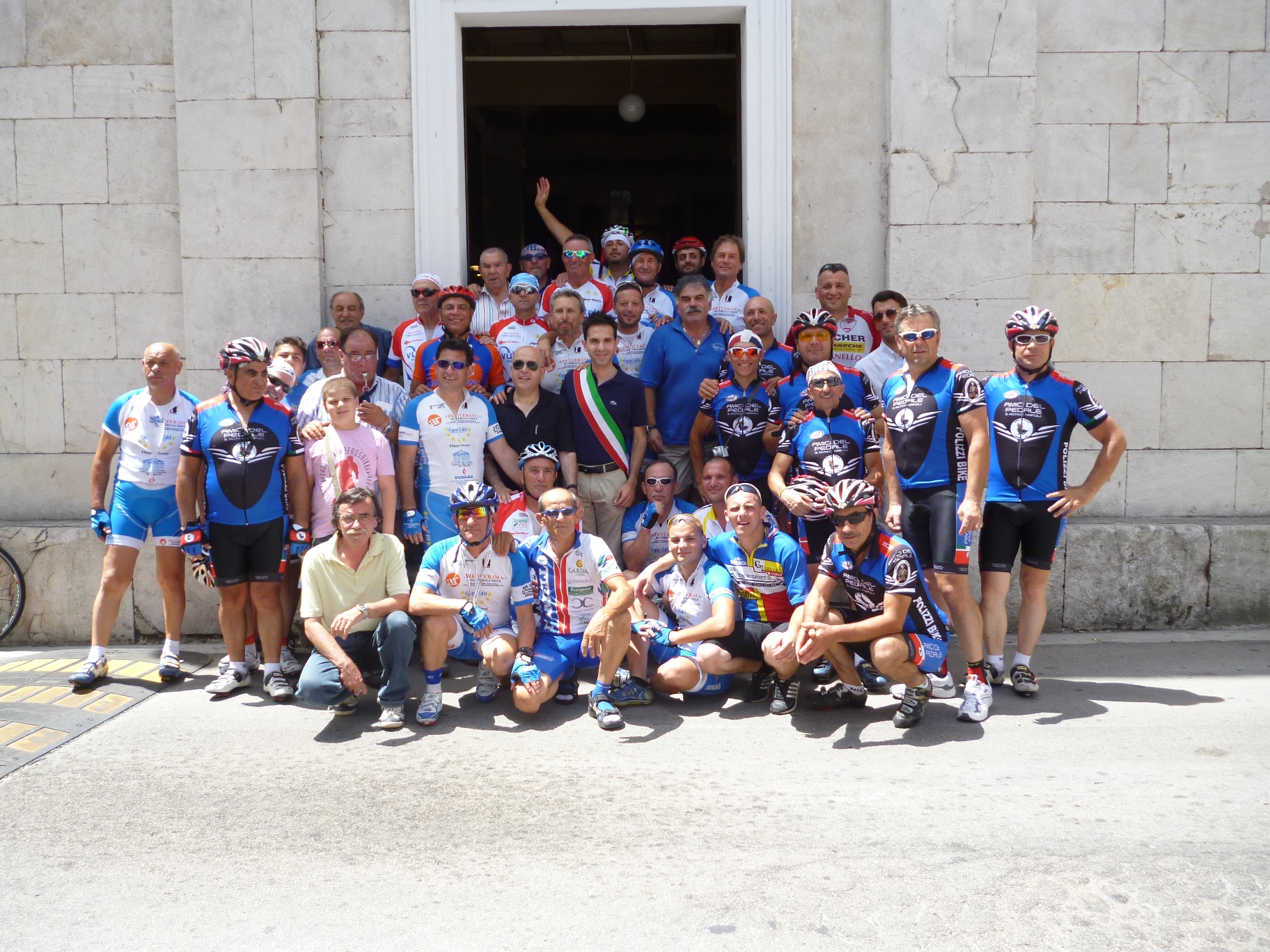  il gruppo di partecipanti al ciclopellegrinaggio nel nome di Beato Grimoaldo