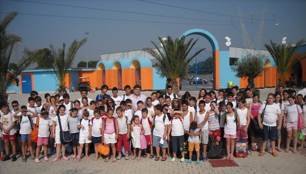 Francesco Marino con i bambini del campo estivo